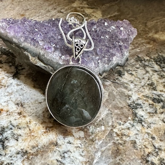 Silver Round Labradorite Stone Necklace - Picture 6 of 9
